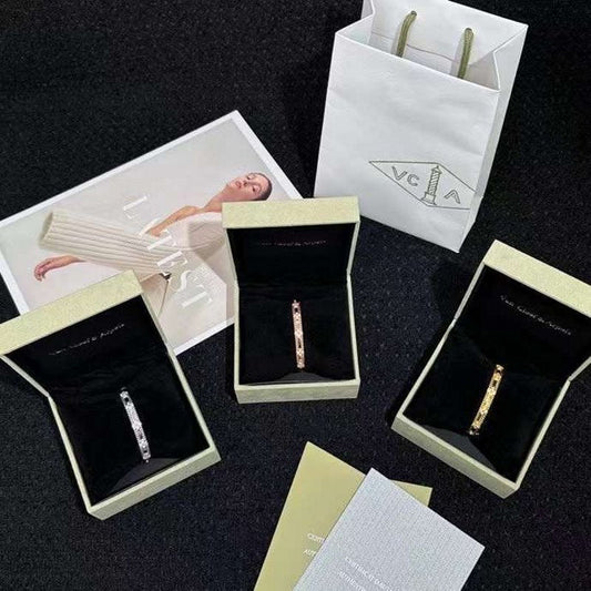 Van Cleef and Arpels Four Leaf Clover Bracelet JWLH0165