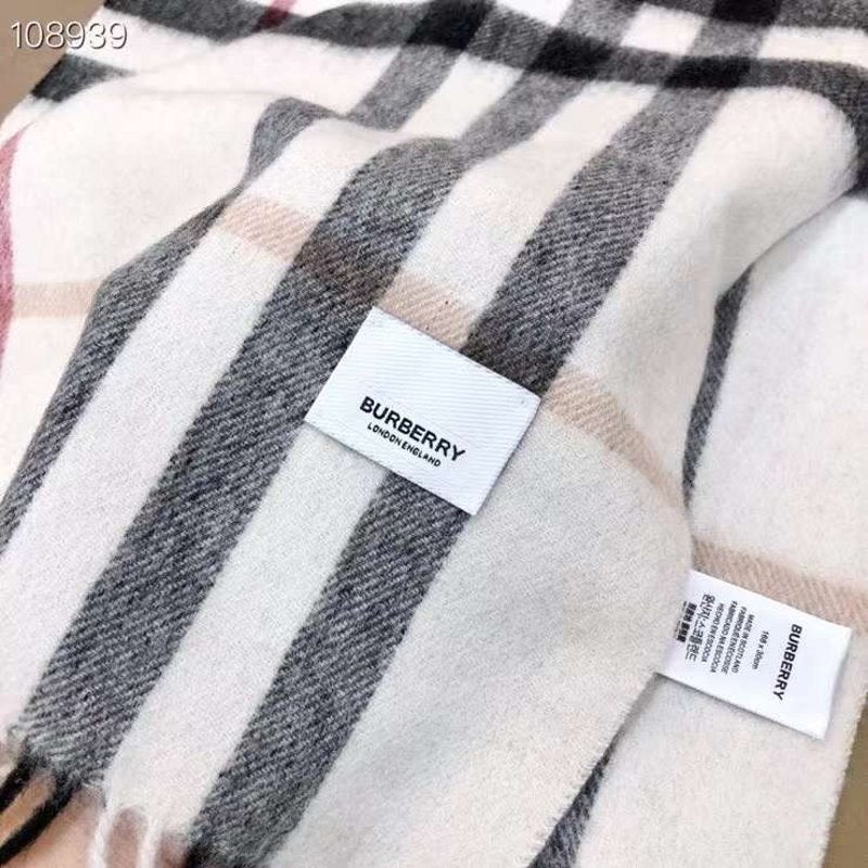 Burberry Wool and Cashmere Scarf SS001190