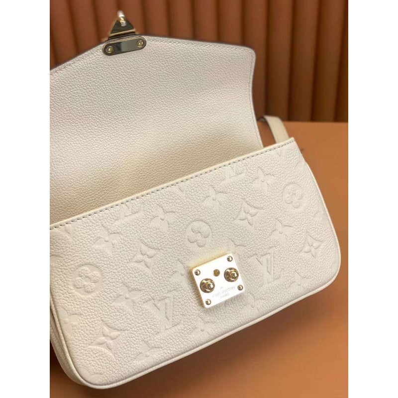 Louis Vuitton Pochette Metis Hand Bag BG02020