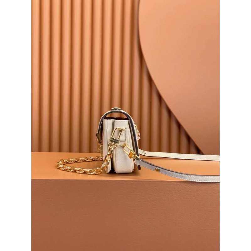 Louis Vuitton Pochette Metis Hand Bag BG02020