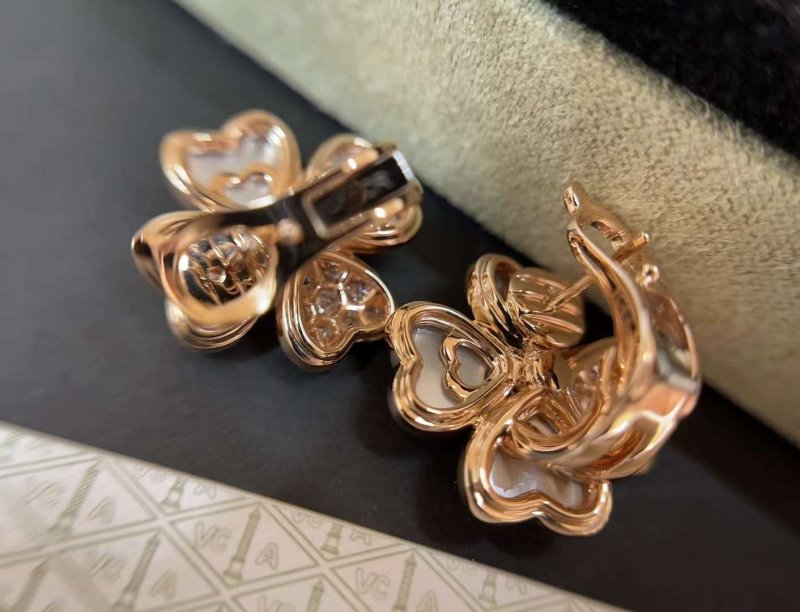 Van Cleef and Arpels Four Leaf Straw Earring JWL00117