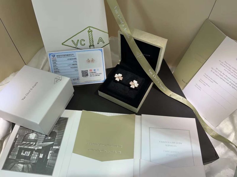 Van Cleef and Arpels Four Leaf Straw Earring JWL00117