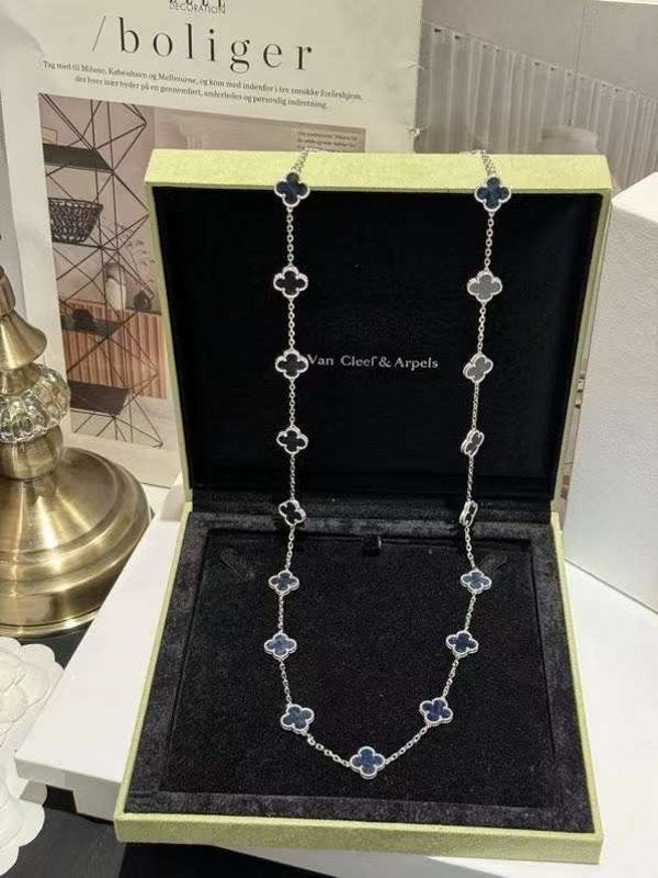 Van Cleef and Arpels Obsidian Necklace JWL00113