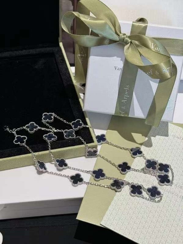 Van Cleef and Arpels Obsidian Necklace JWL00113