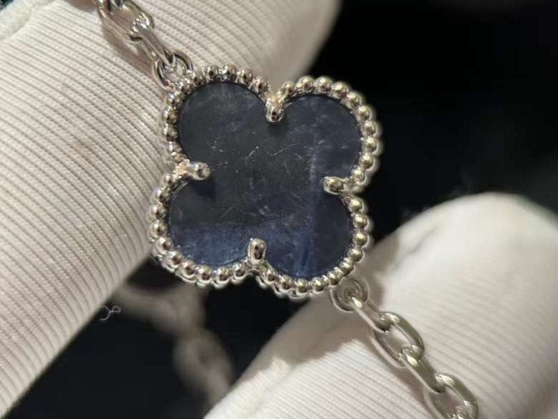 Van Cleef and Arpels Obsidian Necklace JWL00113