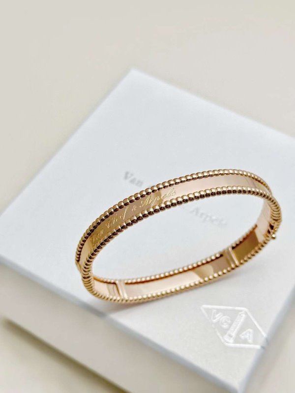 Van Cleef and Arpels Perlee Bracelet JWL00118