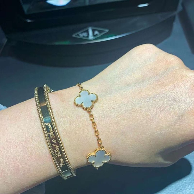Van Cleef and Arpels Perlee Bracelet JWL00119