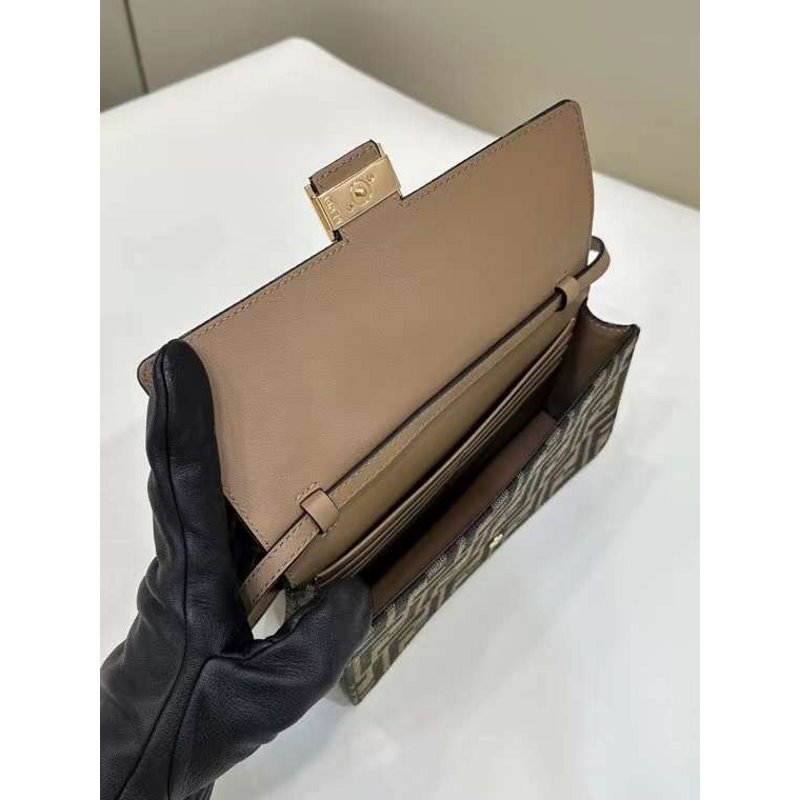 Fendi Baguette Chain Wallet BG02996