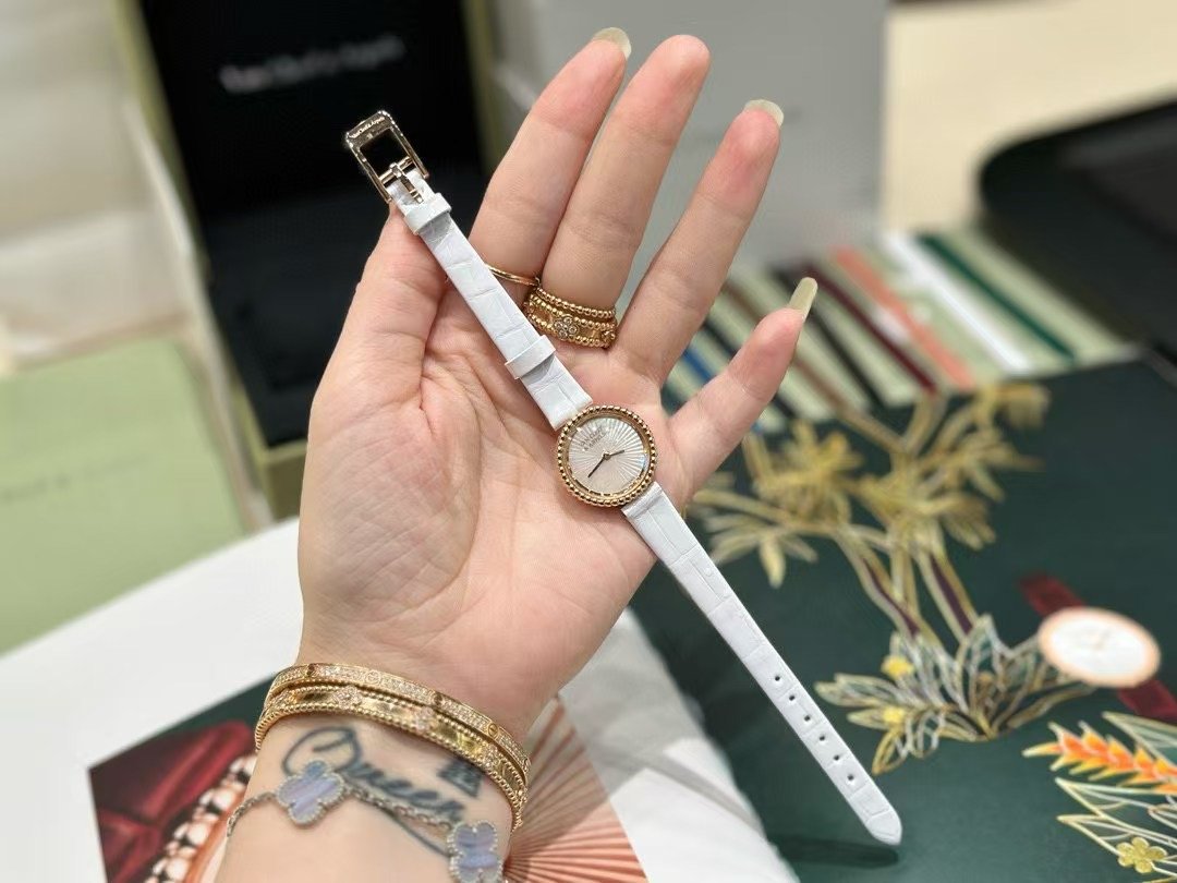 Van Cleef and Arpels Perlee New Wrist Watch WTJN25256