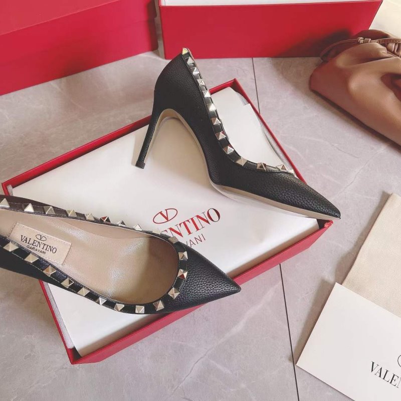 Valentino Classic Rivet Shoes SH00171