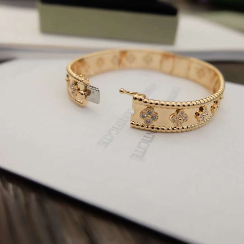 Van Cleef and Arpels Bracelet JWL01143