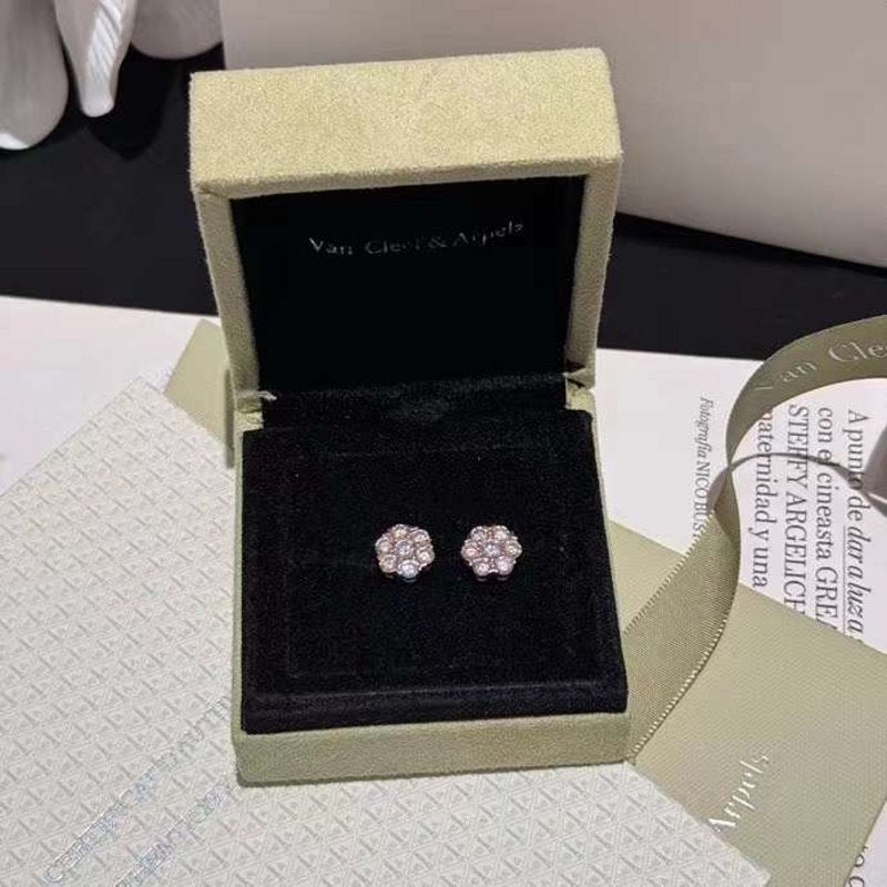 Van Cleef and Arpels Diamond Mary Rose Stud JWL00142