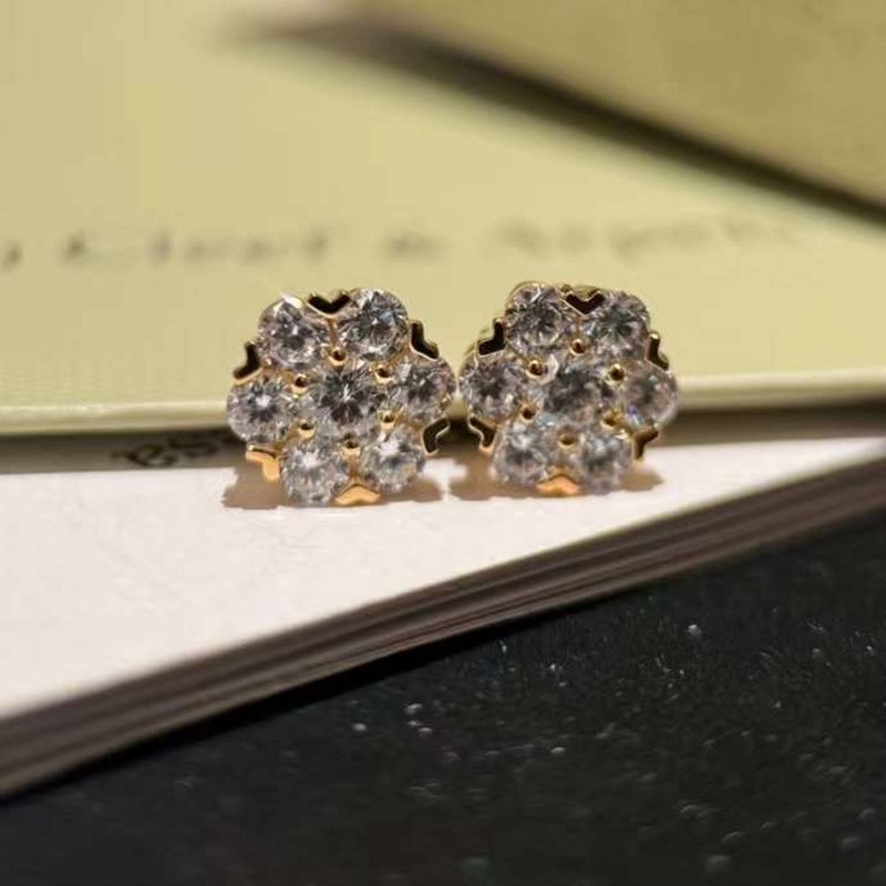 Van Cleef and Arpels Diamond Mary Rose Stud JWL00143