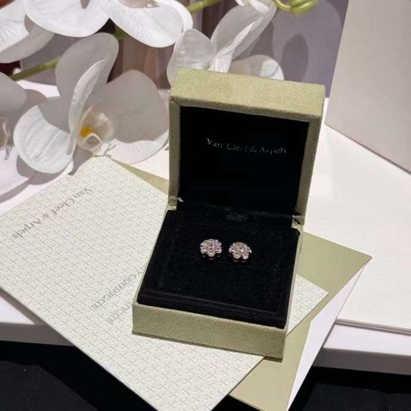 Van Cleef and Arpels Diamond Mary Rose Stud JWL00143