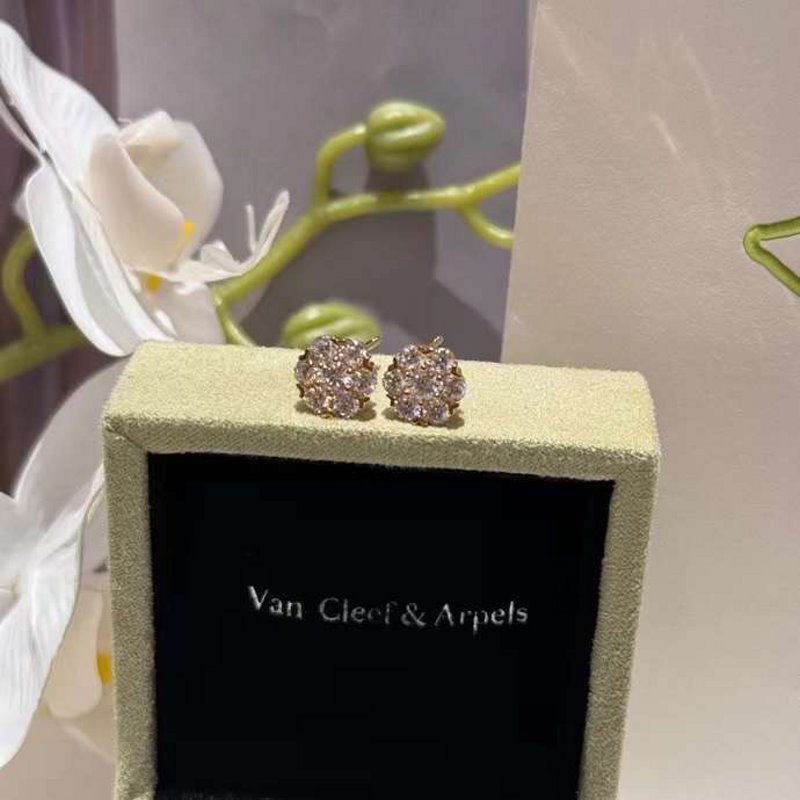 Van Cleef and Arpels Diamond Mary Rose Stud JWL00143