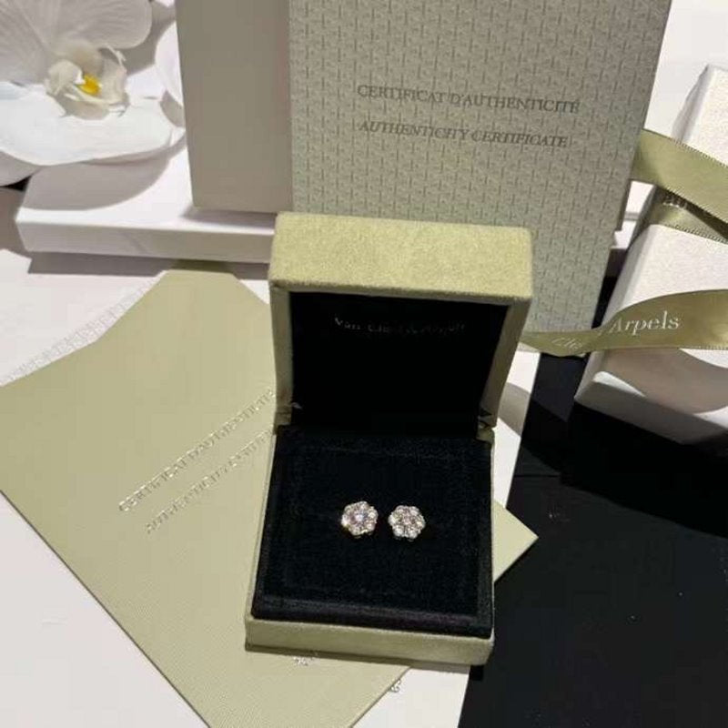 Van Cleef and Arpels Diamond Mary Rose Stud JWL00143