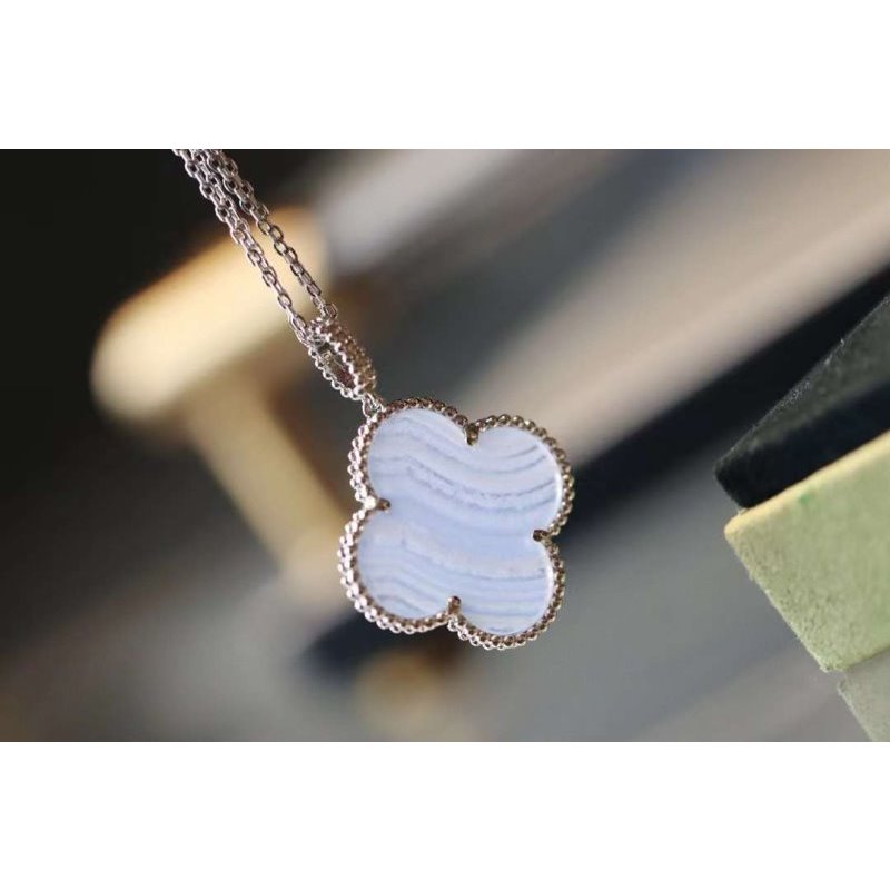 Van Cleef and Arpels Four Leaf Clover Chain JWL00223