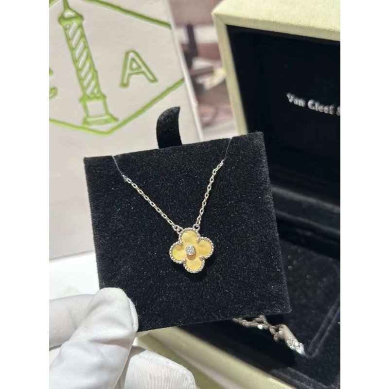 Van Cleef and Arpels Four Leaf Clover Necklace JWL00145