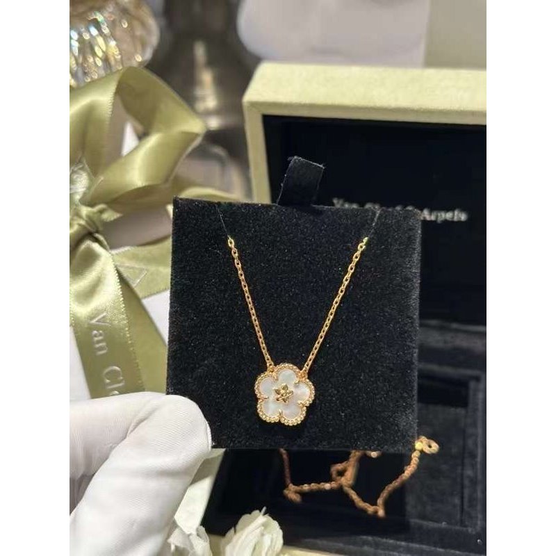 Van Cleef and Arpels Four Leaf Clover Necklace JWL00165