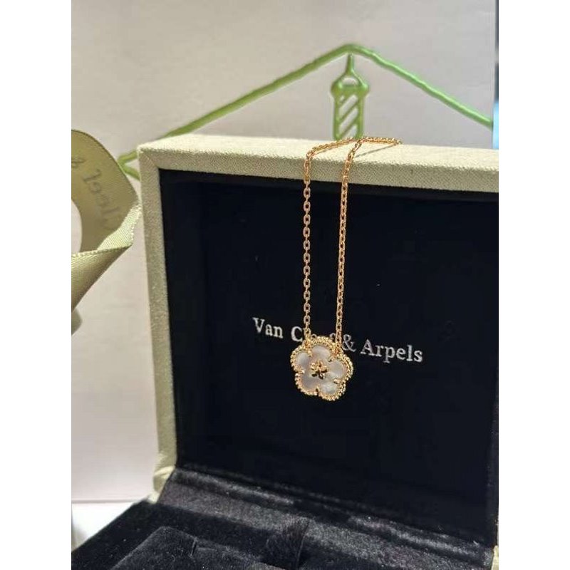 Van Cleef and Arpels Four Leaf Clover Necklace JWL00165