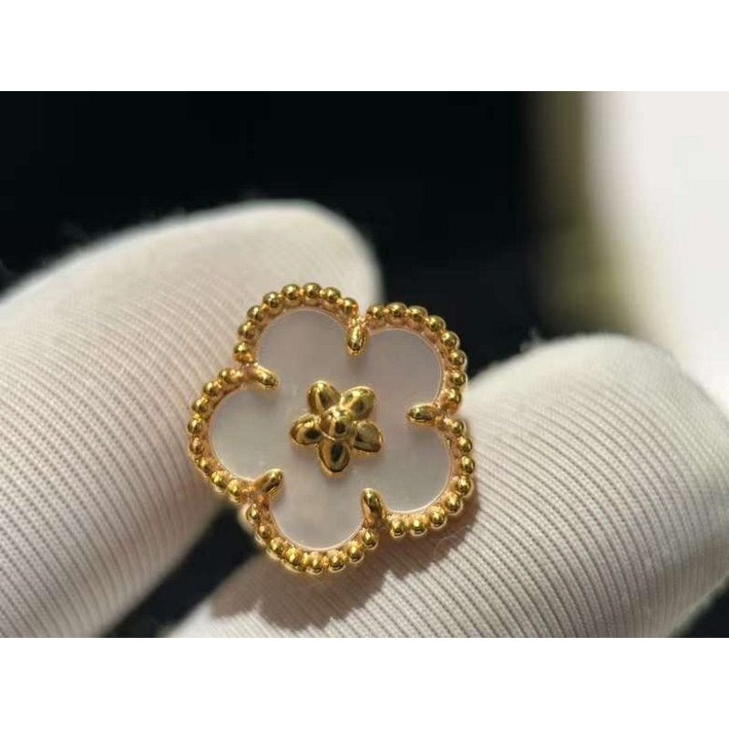 Van Cleef and Arpels Four Leaf Clover Stud JWL00168